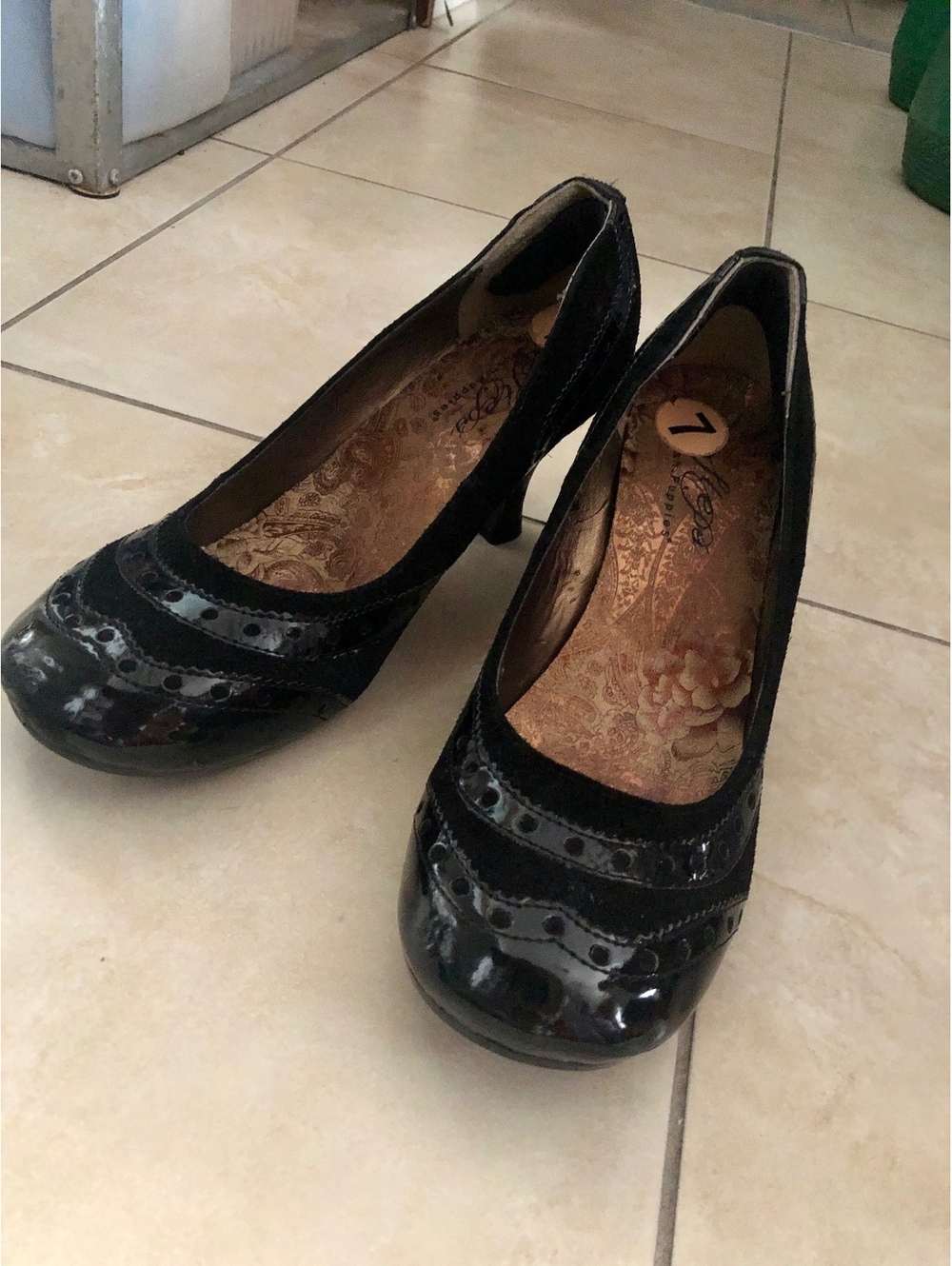 Y2K Hush Puppies Steps Black Brogue Heel Pumps Size 7 Office Siren 2000s - Picture 2 of 7